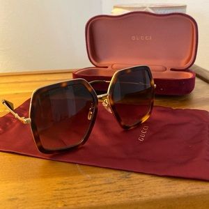 Gucci Sunglasses Style GG0106S